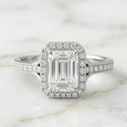 Anillo Halo Pavé Talla Esmeralda